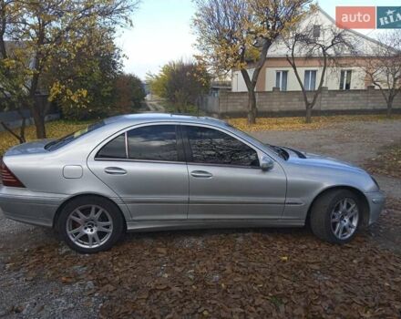 Серый Мерседес Ц-Класс, объемом двигателя 2.6 л и пробегом 406 тыс. км за 3750 $, фото 9 на Automoto.ua