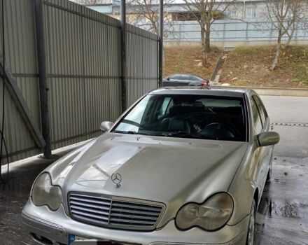 Сірий Мерседес Ц-Клас, об'ємом двигуна 2 л та пробігом 390 тис. км за 3000 $, фото 1 на Automoto.ua