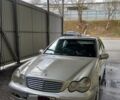 Сірий Мерседес Ц-Клас, об'ємом двигуна 2 л та пробігом 390 тис. км за 3000 $, фото 1 на Automoto.ua