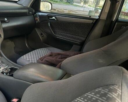 Серый Мерседес Ц-Класс, объемом двигателя 2.1 л и пробегом 424 тыс. км за 4500 $, фото 6 на Automoto.ua