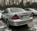 Серый Мерседес Ц-Класс, объемом двигателя 2 л и пробегом 300 тыс. км за 3000 $, фото 2 на Automoto.ua