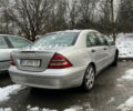 Серый Мерседес Ц-Класс, объемом двигателя 2 л и пробегом 300 тыс. км за 3000 $, фото 3 на Automoto.ua