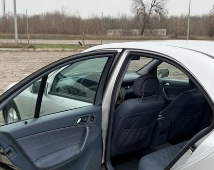 Сірий Мерседес Ц-Клас, об'ємом двигуна 2.2 л та пробігом 300 тис. км за 3100 $, фото 18 на Automoto.ua