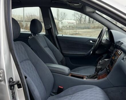 Сірий Мерседес Ц-Клас, об'ємом двигуна 2.2 л та пробігом 300 тис. км за 3100 $, фото 17 на Automoto.ua