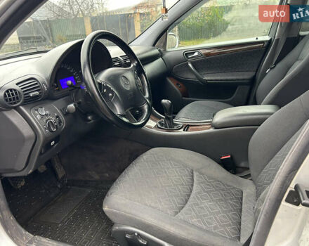 Сірий Мерседес Ц-Клас, об'ємом двигуна 2 л та пробігом 260 тис. км за 4550 $, фото 9 на Automoto.ua