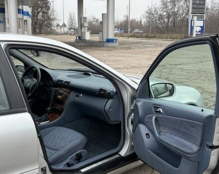 Сірий Мерседес Ц-Клас, об'ємом двигуна 2.2 л та пробігом 300 тис. км за 3100 $, фото 16 на Automoto.ua