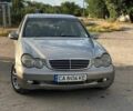 Сірий Мерседес Ц-Клас, об'ємом двигуна 2 л та пробігом 400 тис. км за 2300 $, фото 1 на Automoto.ua