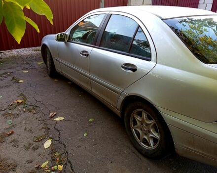 Серый Мерседес Ц-Класс, объемом двигателя 2.1 л и пробегом 270 тыс. км за 5000 $, фото 2 на Automoto.ua