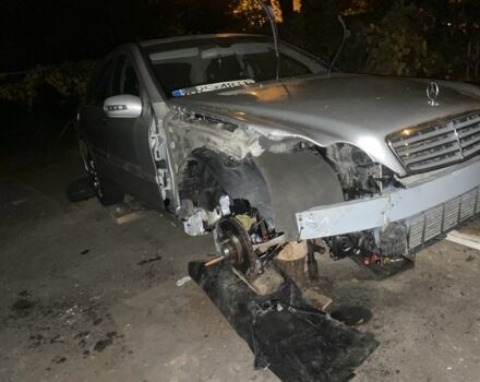 Серый Мерседес Ц-Класс, объемом двигателя 0 л и пробегом 493 тыс. км за 2589 $, фото 5 на Automoto.ua