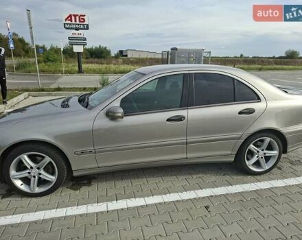 Мерседес Ц-Класс 2004 в Ужгороде на Automoto.ua Серый Мерседес Ц-Класс, объемом двигателя 2.15 л и пробегом 312 тыс. км за 6000 $, фото 1 на Automoto.ua
