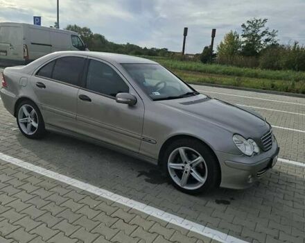 Мерседес Ц-Класс 2004 в Ужгороде на Automoto.ua Серый Мерседес Ц-Класс, объемом двигателя 2.15 л и пробегом 312 тыс. км за 6000 $, фото 4 на Automoto.ua