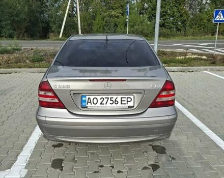 Мерседес Ц-Класс 2004 в Ужгороде на Automoto.ua Серый Мерседес Ц-Класс, объемом двигателя 2.15 л и пробегом 312 тыс. км за 6000 $, фото 3 на Automoto.ua