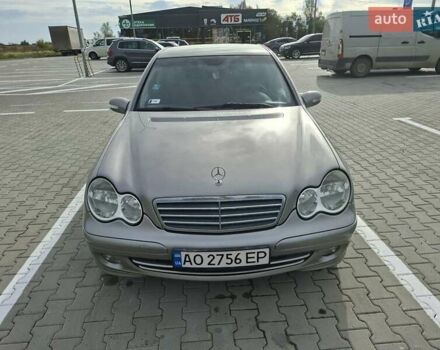 Мерседес Ц-Класс 2004 в Ужгороде на Automoto.ua Серый Мерседес Ц-Класс, объемом двигателя 2.15 л и пробегом 312 тыс. км за 6000 $, фото 2 на Automoto.ua