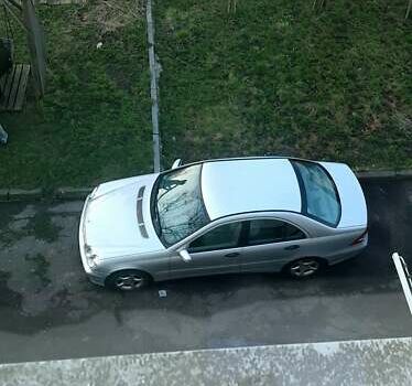 Серый Мерседес Ц-Класс, объемом двигателя 1.8 л и пробегом 160 тыс. км за 7000 $, фото 3 на Automoto.ua