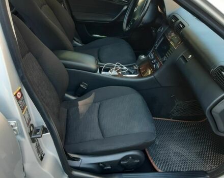 Серый Мерседес Ц-Класс, объемом двигателя 2.1 л и пробегом 300 тыс. км за 7555 $, фото 7 на Automoto.ua