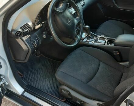 Серый Мерседес Ц-Класс, объемом двигателя 2.1 л и пробегом 300 тыс. км за 7555 $, фото 2 на Automoto.ua