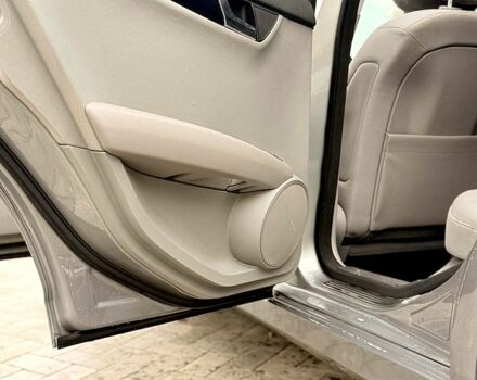 Серый Мерседес Ц-Класс, объемом двигателя 2.1 л и пробегом 256 тыс. км за 5000 $, фото 12 на Automoto.ua