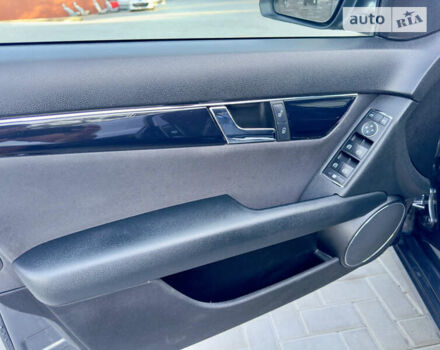 Сірий Мерседес Ц-Клас, об'ємом двигуна 2.15 л та пробігом 300 тис. км за 10800 $, фото 24 на Automoto.ua