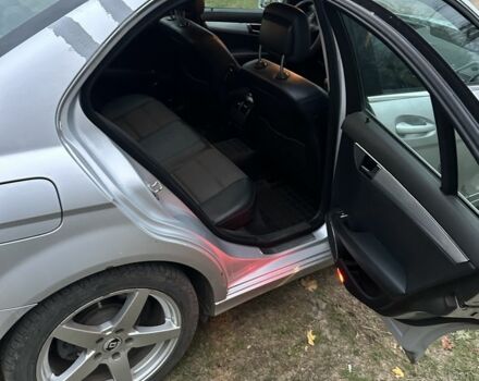 Серый Мерседес Ц-Класс, объемом двигателя 2.1 л и пробегом 231 тыс. км за 3500 $, фото 9 на Automoto.ua