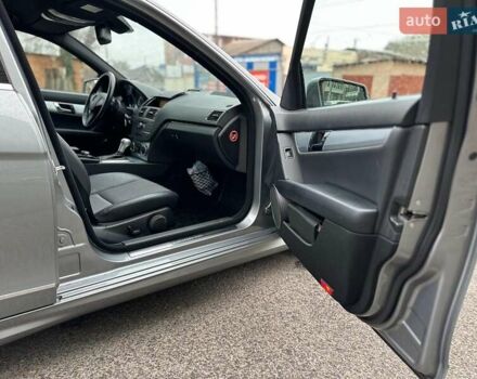 Серый Мерседес Ц-Класс, объемом двигателя 1.8 л и пробегом 217 тыс. км за 7200 $, фото 27 на Automoto.ua