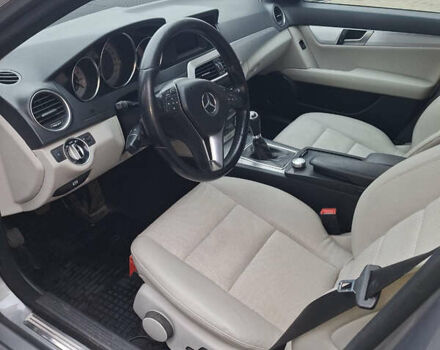 Серый Мерседес Ц-Класс, объемом двигателя 2.15 л и пробегом 243 тыс. км за 10900 $, фото 15 на Automoto.ua