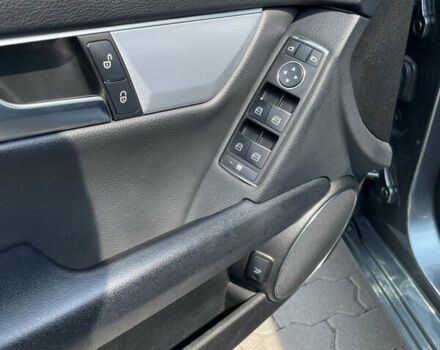 Сірий Мерседес Ц-Клас, об'ємом двигуна 2.14 л та пробігом 160 тис. км за 14000 $, фото 17 на Automoto.ua