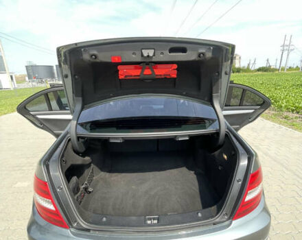 Сірий Мерседес Ц-Клас, об'ємом двигуна 2.14 л та пробігом 160 тис. км за 14000 $, фото 14 на Automoto.ua