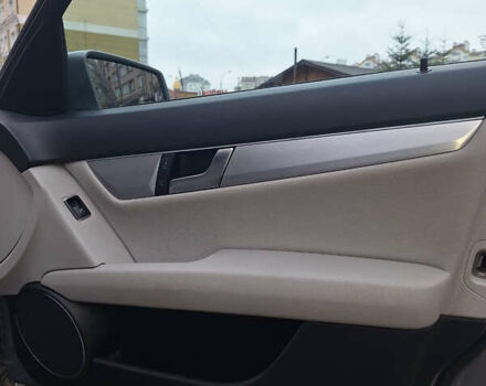 Серый Мерседес Ц-Класс, объемом двигателя 2.15 л и пробегом 243 тыс. км за 10900 $, фото 14 на Automoto.ua