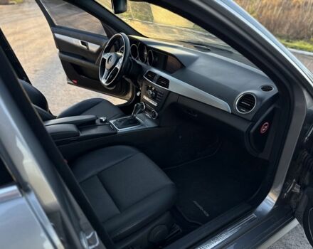 Серый Мерседес Ц-Класс, объемом двигателя 2.1 л и пробегом 259 тыс. км за 12200 $, фото 14 на Automoto.ua