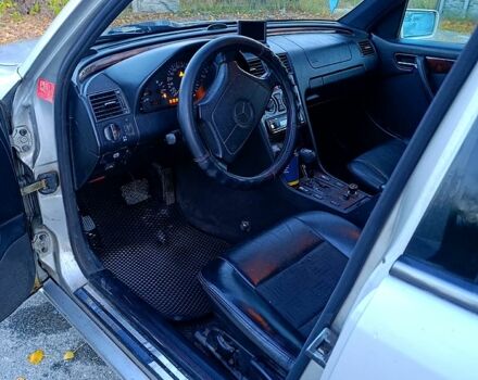 Серый Мерседес Ц-Класс, объемом двигателя 2.4 л и пробегом 320 тыс. км за 2699 $, фото 3 на Automoto.ua