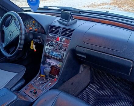 Серый Мерседес Ц-Класс, объемом двигателя 2.4 л и пробегом 320 тыс. км за 2699 $, фото 4 на Automoto.ua