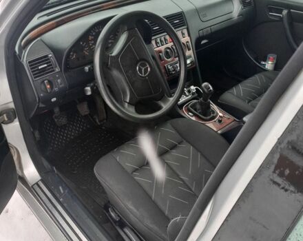 Серый Мерседес Ц-Класс, объемом двигателя 2.2 л и пробегом 300 тыс. км за 3600 $, фото 3 на Automoto.ua