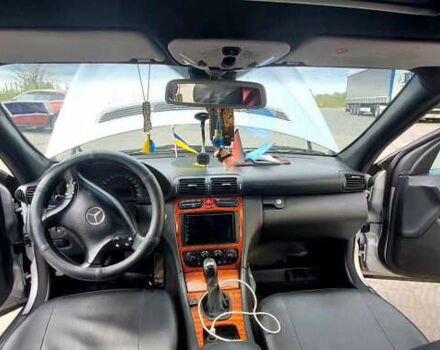 Серый Мерседес Ц-Класс, объемом двигателя 2 л и пробегом 350 тыс. км за 3450 $, фото 2 на Automoto.ua