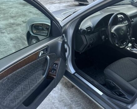 Серый Мерседес Ц-Класс, объемом двигателя 2.2 л и пробегом 300 тыс. км за 2300 $, фото 9 на Automoto.ua