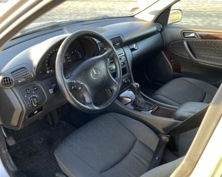 Серый Мерседес Ц-Класс, объемом двигателя 2.2 л и пробегом 300 тыс. км за 2600 $, фото 4 на Automoto.ua