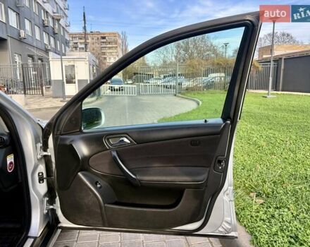 Сірий Мерседес Ц-Клас, об'ємом двигуна 2.1 л та пробігом 236 тис. км за 6400 $, фото 40 на Automoto.ua