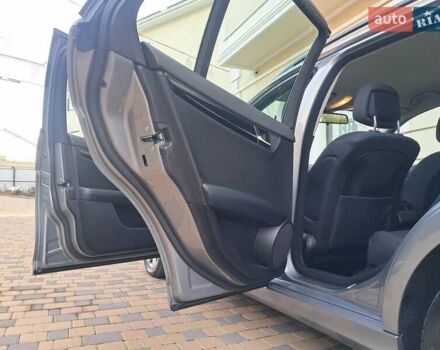 Серый Мерседес Ц-Класс, объемом двигателя 2.2 л и пробегом 357 тыс. км за 8250 $, фото 31 на Automoto.ua