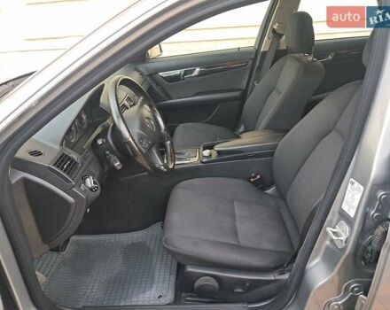 Серый Мерседес Ц-Класс, объемом двигателя 2.2 л и пробегом 357 тыс. км за 8250 $, фото 58 на Automoto.ua