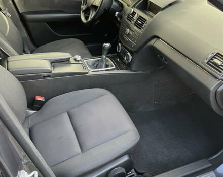 Сірий Мерседес Ц-Клас, об'ємом двигуна 2.15 л та пробігом 430 тис. км за 7700 $, фото 8 на Automoto.ua