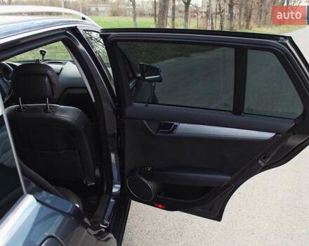 Серый Мерседес Ц-Класс, объемом двигателя 2.2 л и пробегом 250 тыс. км за 10000 $, фото 49 на Automoto.ua