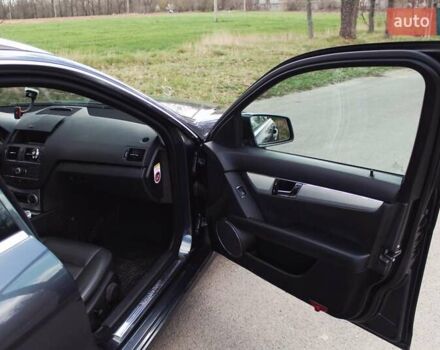 Серый Мерседес Ц-Класс, объемом двигателя 2.2 л и пробегом 250 тыс. км за 10000 $, фото 47 на Automoto.ua