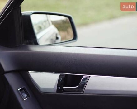 Серый Мерседес Ц-Класс, объемом двигателя 2.2 л и пробегом 250 тыс. км за 10000 $, фото 33 на Automoto.ua