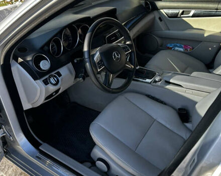 Серый Мерседес Ц-Класс, объемом двигателя 2.2 л и пробегом 350 тыс. км за 11999 $, фото 4 на Automoto.ua