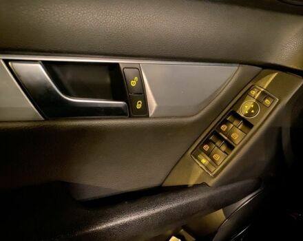 Серый Мерседес Ц-Класс, объемом двигателя 2.1 л и пробегом 220 тыс. км за 14900 $, фото 5 на Automoto.ua