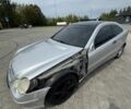 Серый Мерседес Ц-Класс, объемом двигателя 2 л и пробегом 300 тыс. км за 3000 $, фото 4 на Automoto.ua
