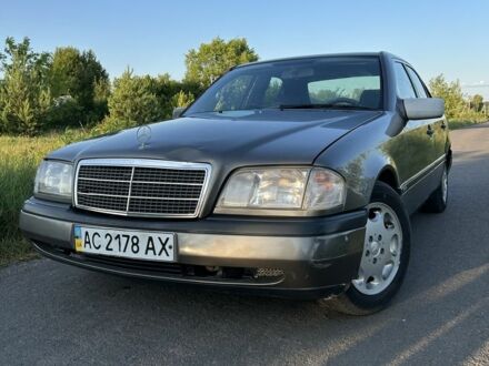 Сірий Мерседес Ц-Клас, об'ємом двигуна 2 л та пробігом 230 тис. км за 1750 $, фото 1 на Automoto.ua