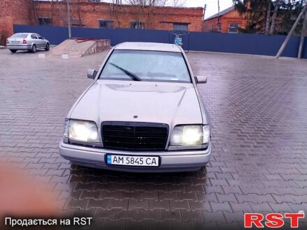 Мерседес Ц-Клас 1994 у Хорошеві (Володарськ-Волинському) на Automoto.ua Сірий Мерседес Ц-Клас, об'ємом двигуна 3 л та пробігом 346 тис. км за 2800 $, фото 1 на Automoto.ua