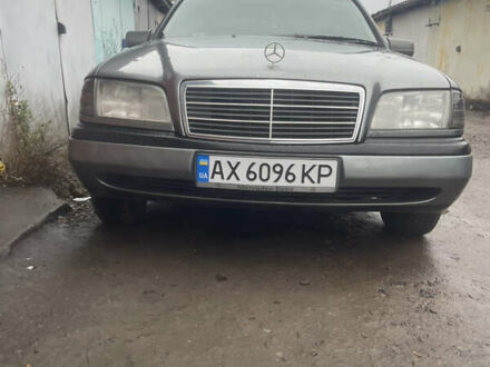 Серый Мерседес Ц-Класс, объемом двигателя 1.8 л и пробегом 400 тыс. км за 2100 $, фото 1 на Automoto.ua