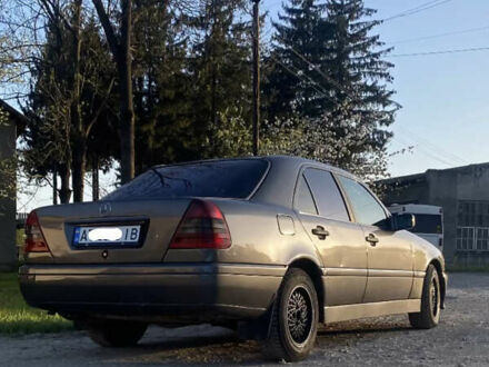 Серый Мерседес Ц-Класс, объемом двигателя 2.5 л и пробегом 480 тыс. км за 1700 $, фото 1 на Automoto.ua