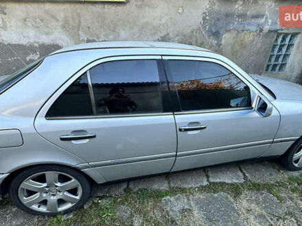 Серый Мерседес Ц-Класс, объемом двигателя 2 л и пробегом 330 тыс. км за 1500 $, фото 1 на Automoto.ua